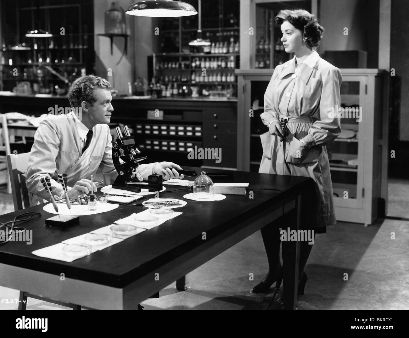 KID GLOVE KILLER (1942) VAN HEFLIN FRED ZINNERMANN (DIR) 003 Stock