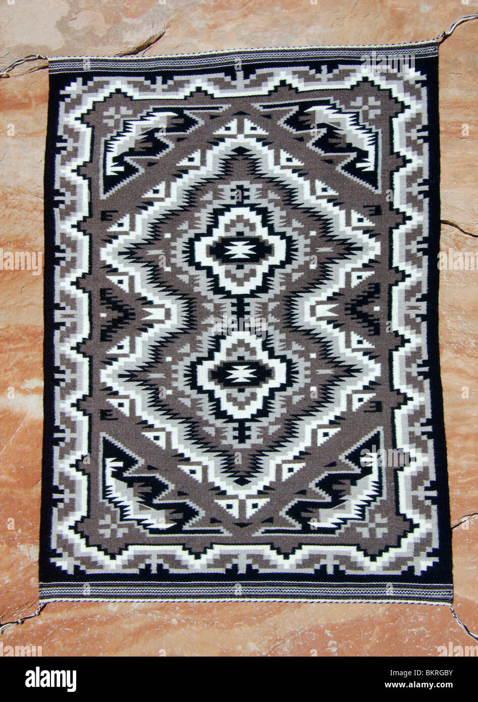 Navajo rug weaving hi-res stock photography and images - Alamy