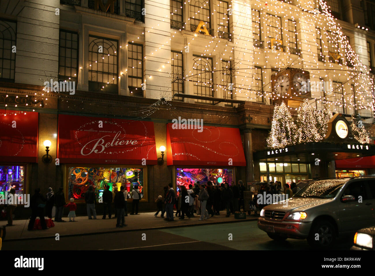 Macy's christmas store windows hires stock photography and images Alamy