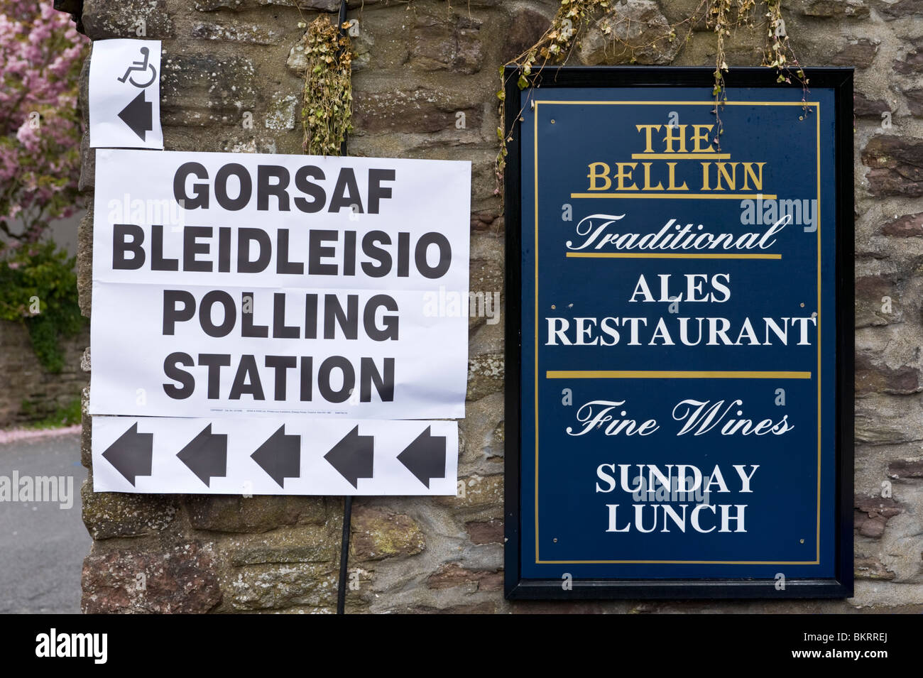 Bilingual Welsh English language polling station sign at the Bell Inn Caerleon in the Newport West constituency South Wales UK Stock Photo