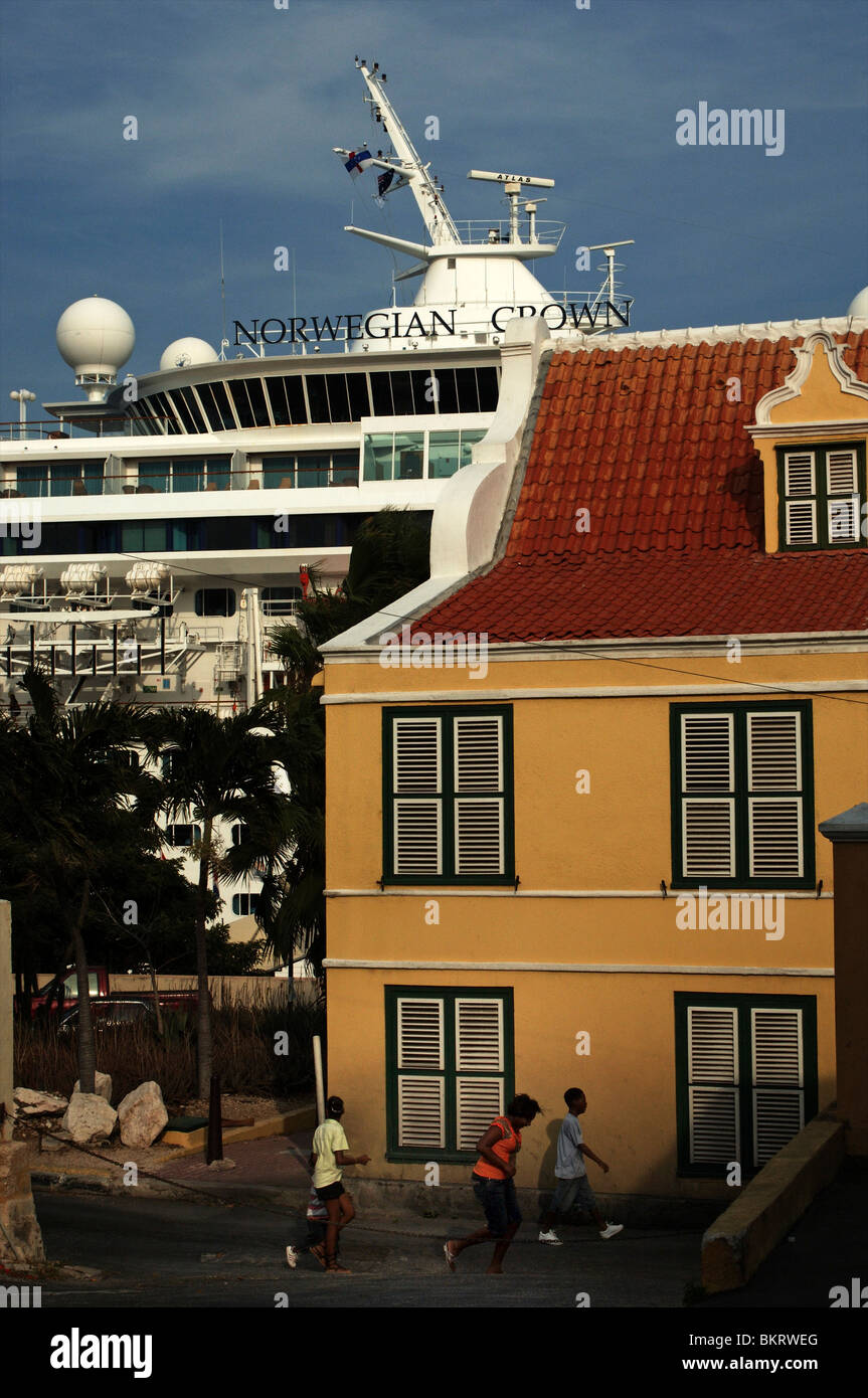 Curacao, Willemstad, cruise ship in the Sint Annabaai Stock Photo