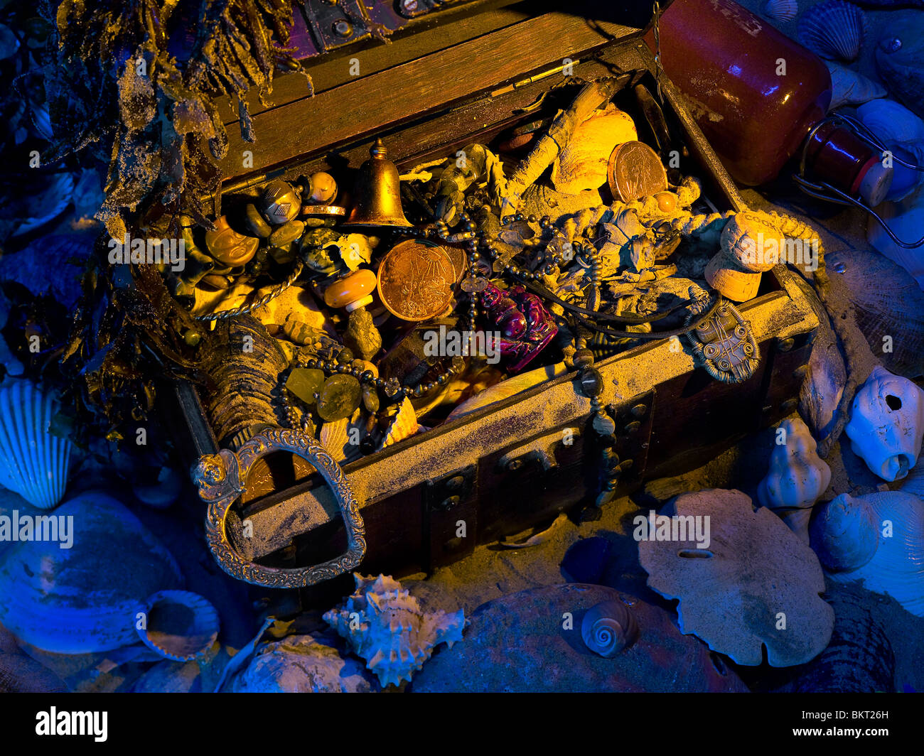 Treasure chest underwater hires stock photography and images Alamy