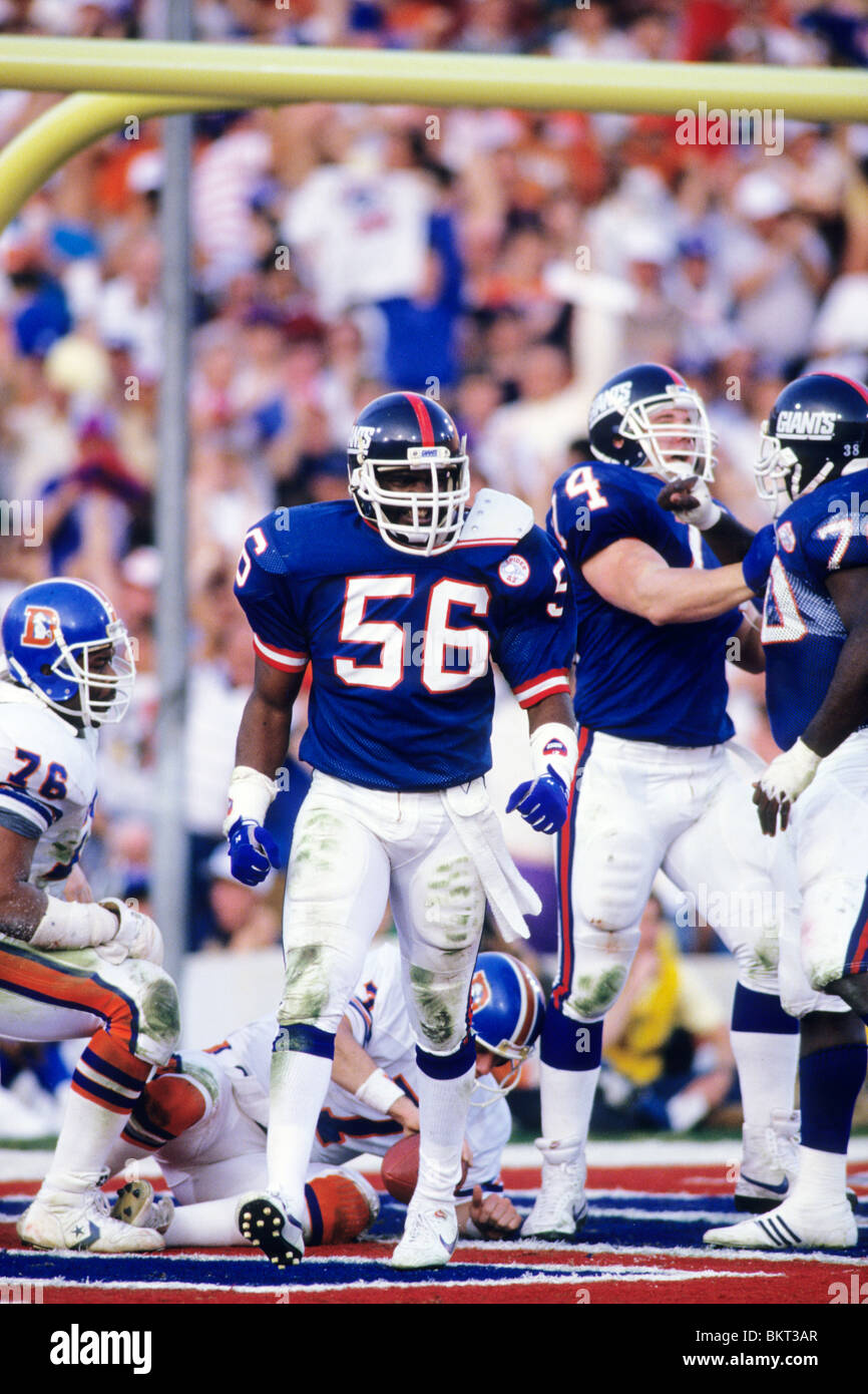 Lawrence Taylor going after Joe Montana.  Ny giants football, Nfl football  pictures, Giants football