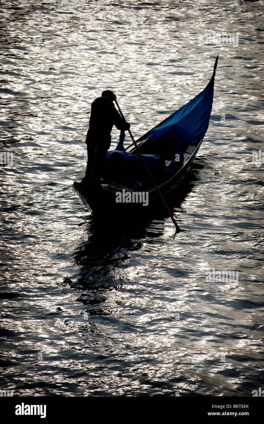 Gondola venice couple sunset hi-res stock photography and images - Alamy