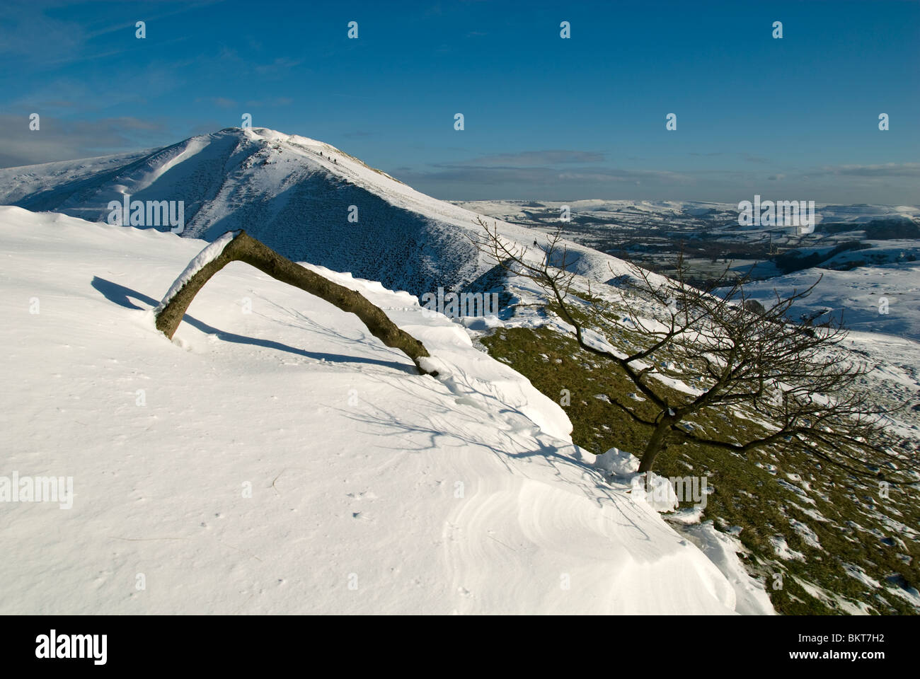 Mam Tor from the Rushup Edge ridge in winter, Edale, Peak District ...