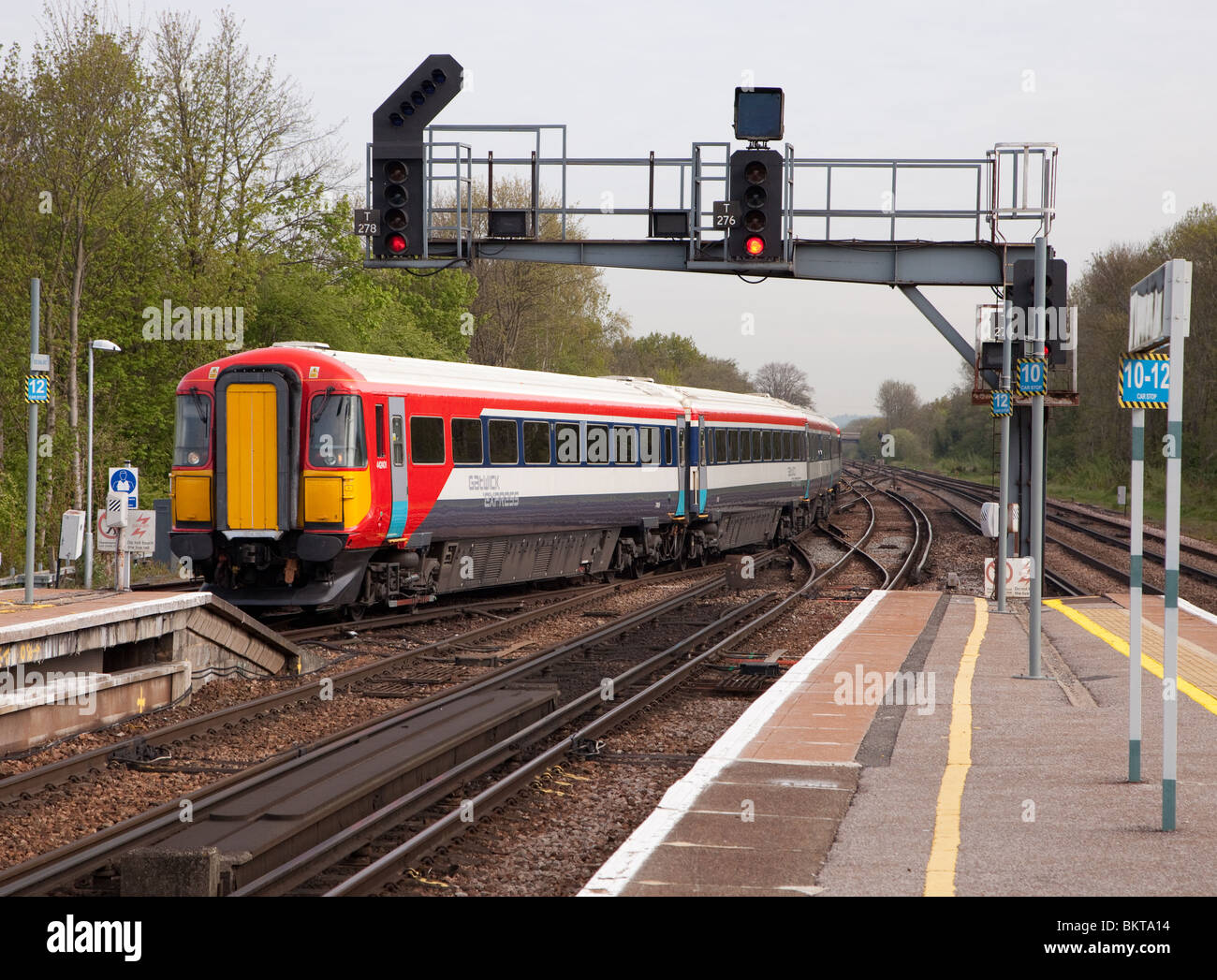 Class 442 Gatwick Express train approaching Three Bridges Station Stock Photo