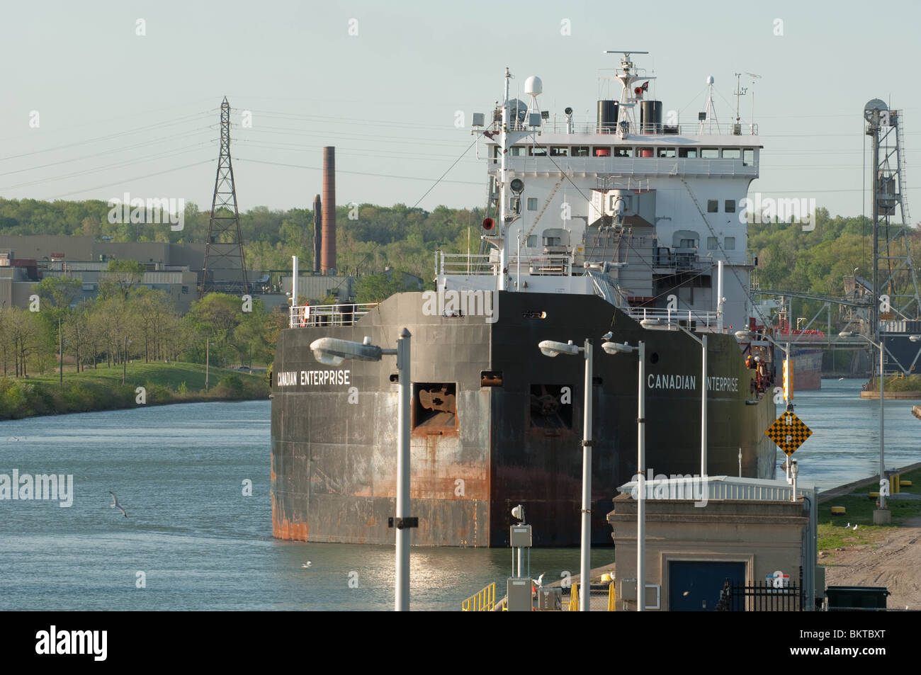 Great Lakes bulk cargo Carrier maneouvers to enter Lock 3 of the Welland Canal Stock Photo Alamy