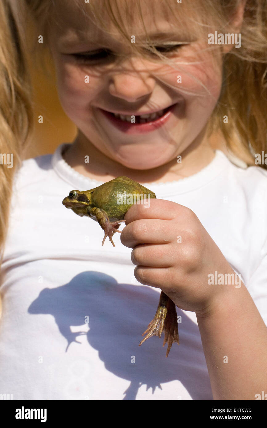 Meisje met bruine kikker; Girl with common frog Stock Photo Alamy
