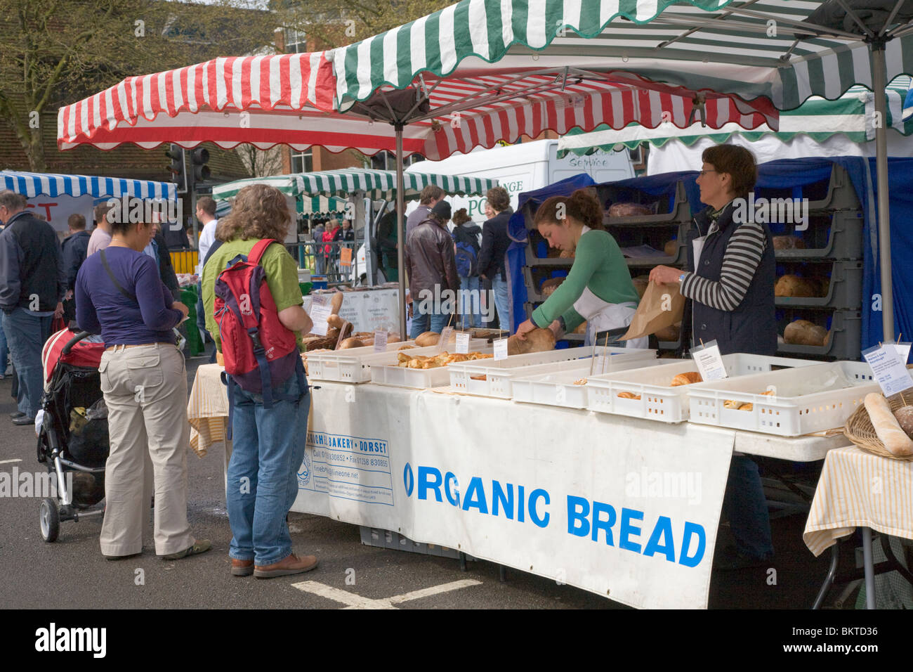 Organic bread stall at the Hampshire Farmers market in Winchester Stock Photo