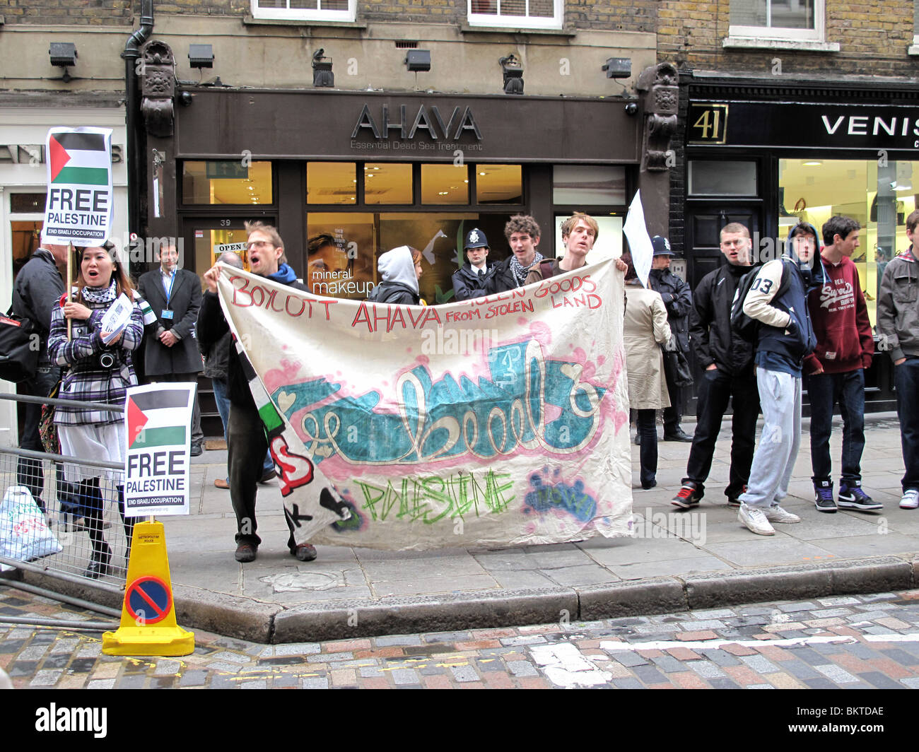 Ahava Israeli Cosmetics shop London Palestinian Demonstration West Bank Goods Stock Photo