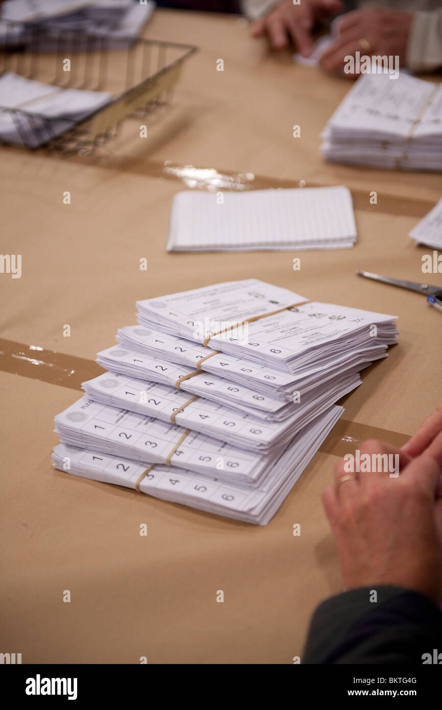 Counting the votes cast in the Ceredigion constituency at the General Election, May 6 2010 Stock Photo