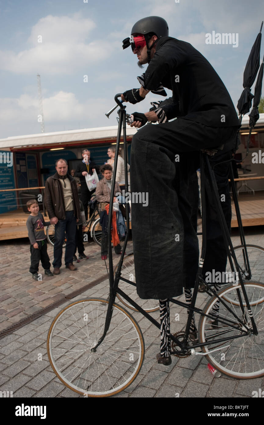 City velo velos men looking hi res stock photography and images Alamy