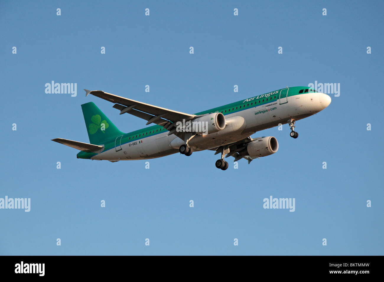 An Aer Lingus Airbus A320-214 coming in to land at London Heathrow, UK.  August 2009. (EI-DEE) Stock Photo