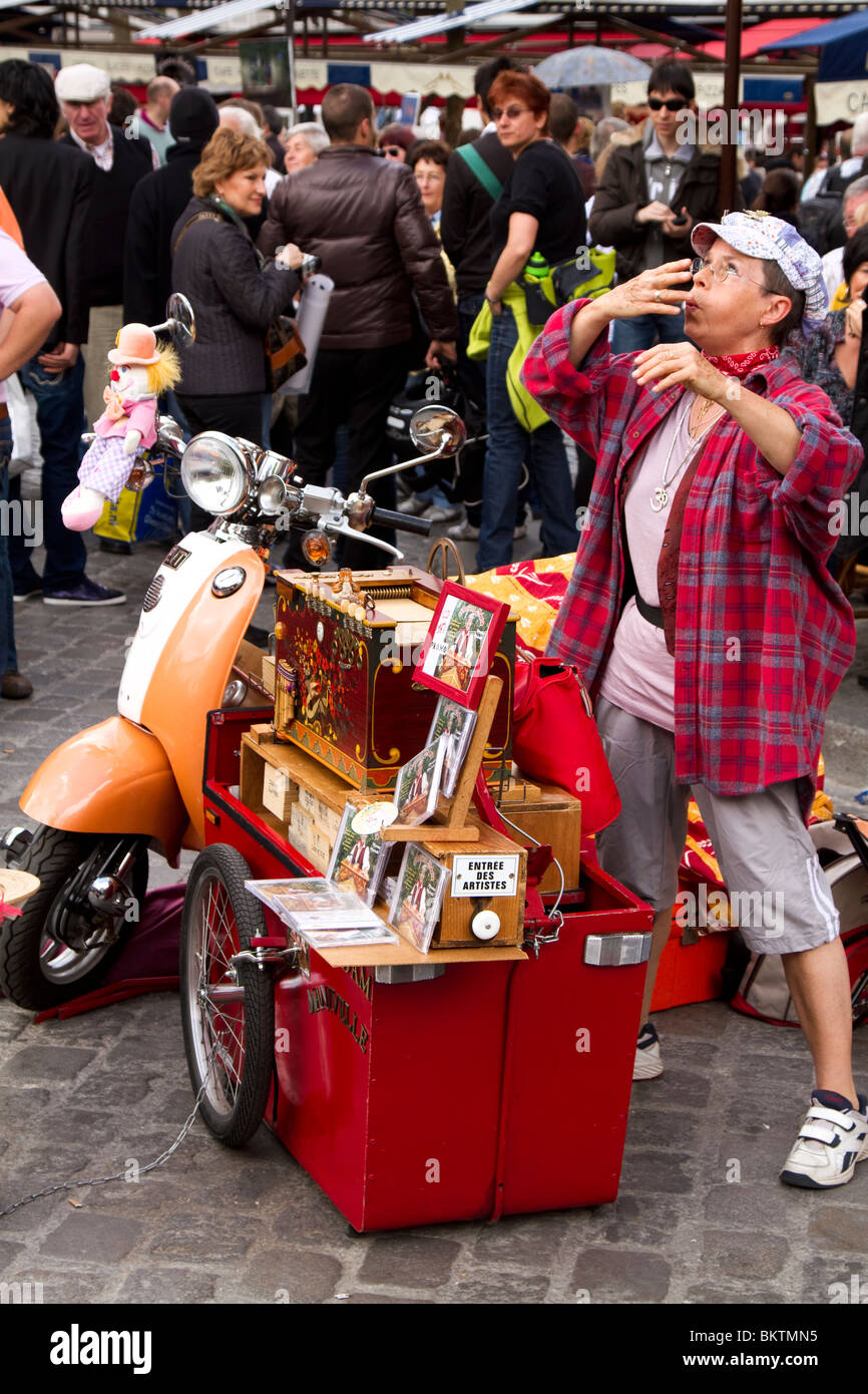 Busker in the Montmartre district of Paris Stock Photo