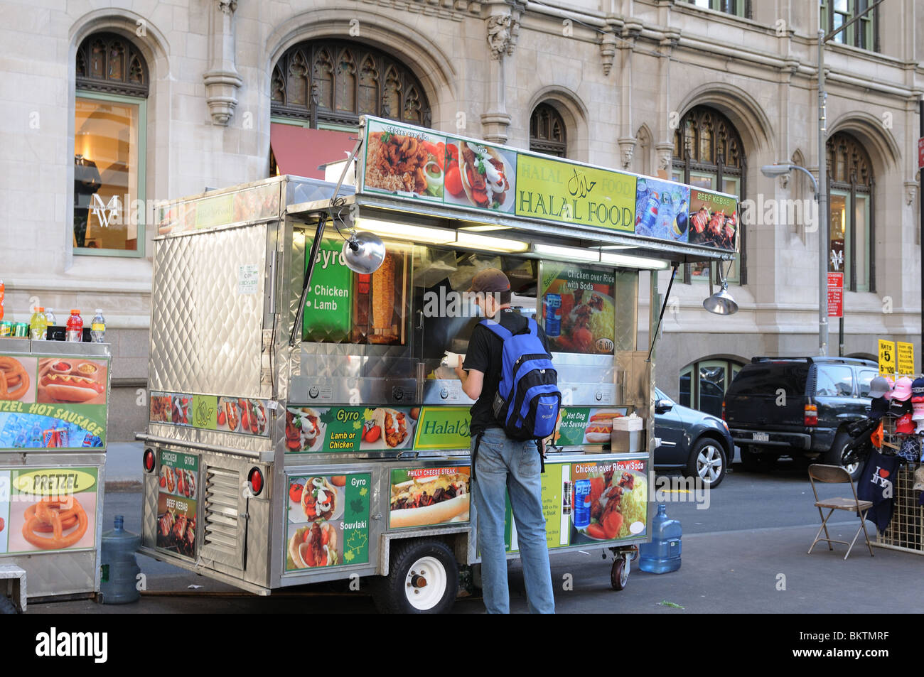 A food cart selling Halal food in Lower Manhattan Stock Photo Alamy