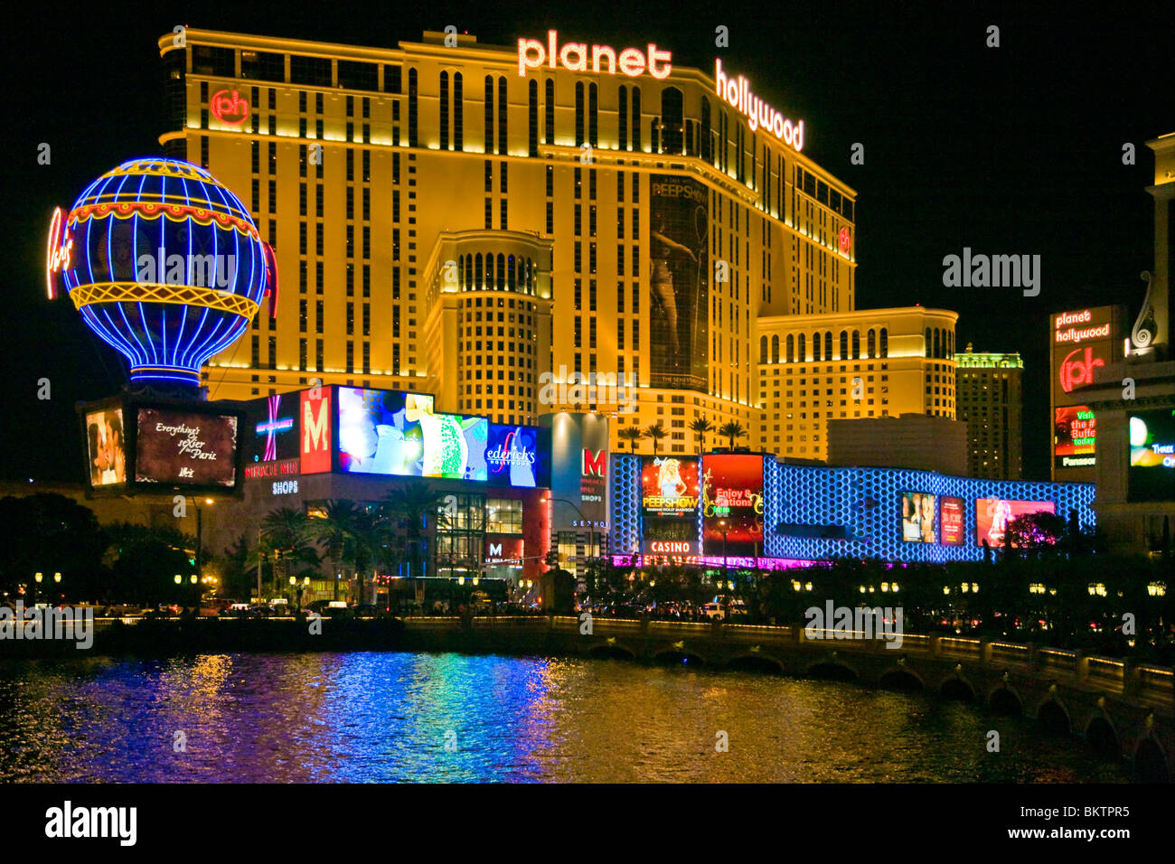 HOLLYWOOD HOTEL AND CASINO at night LAS VEGAS, NEVADA Stock Photo Alamy