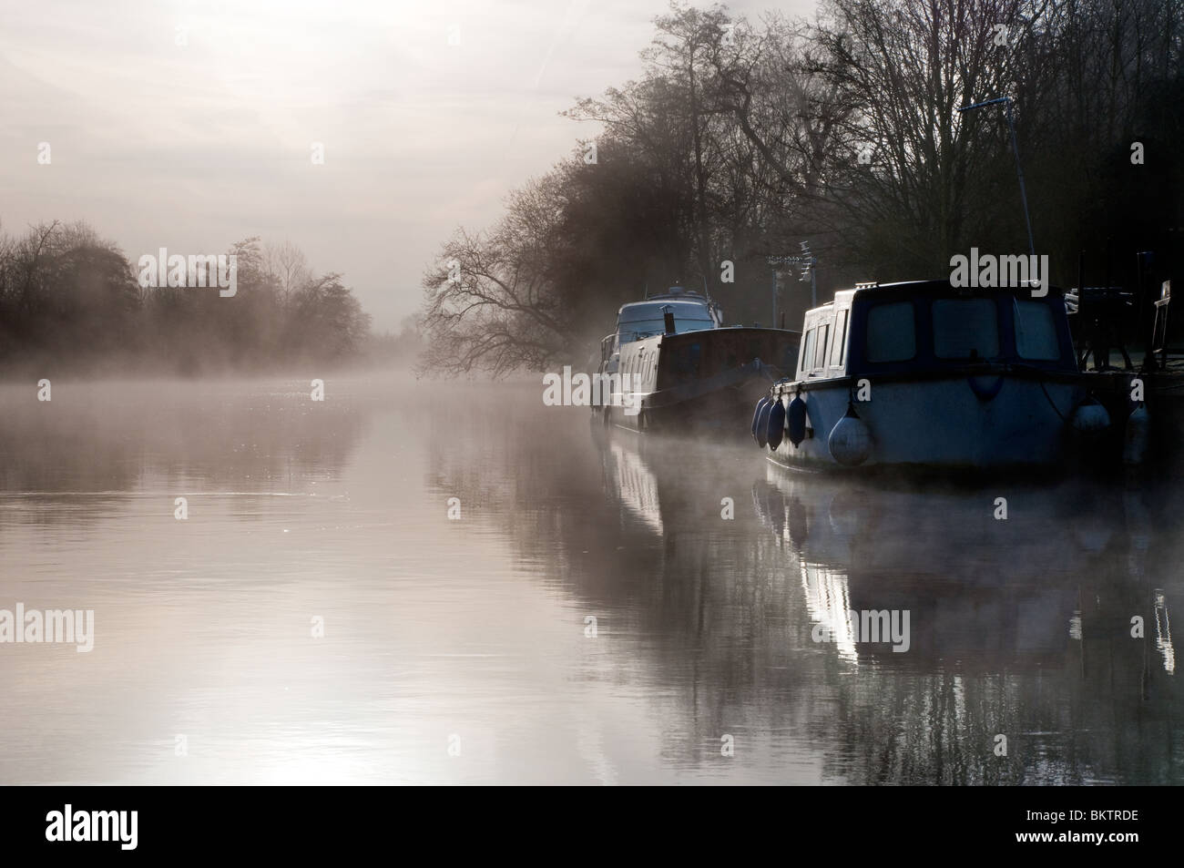 Early morning mist over the River Thames at Shillingford Bridge Oxford Stock Photo