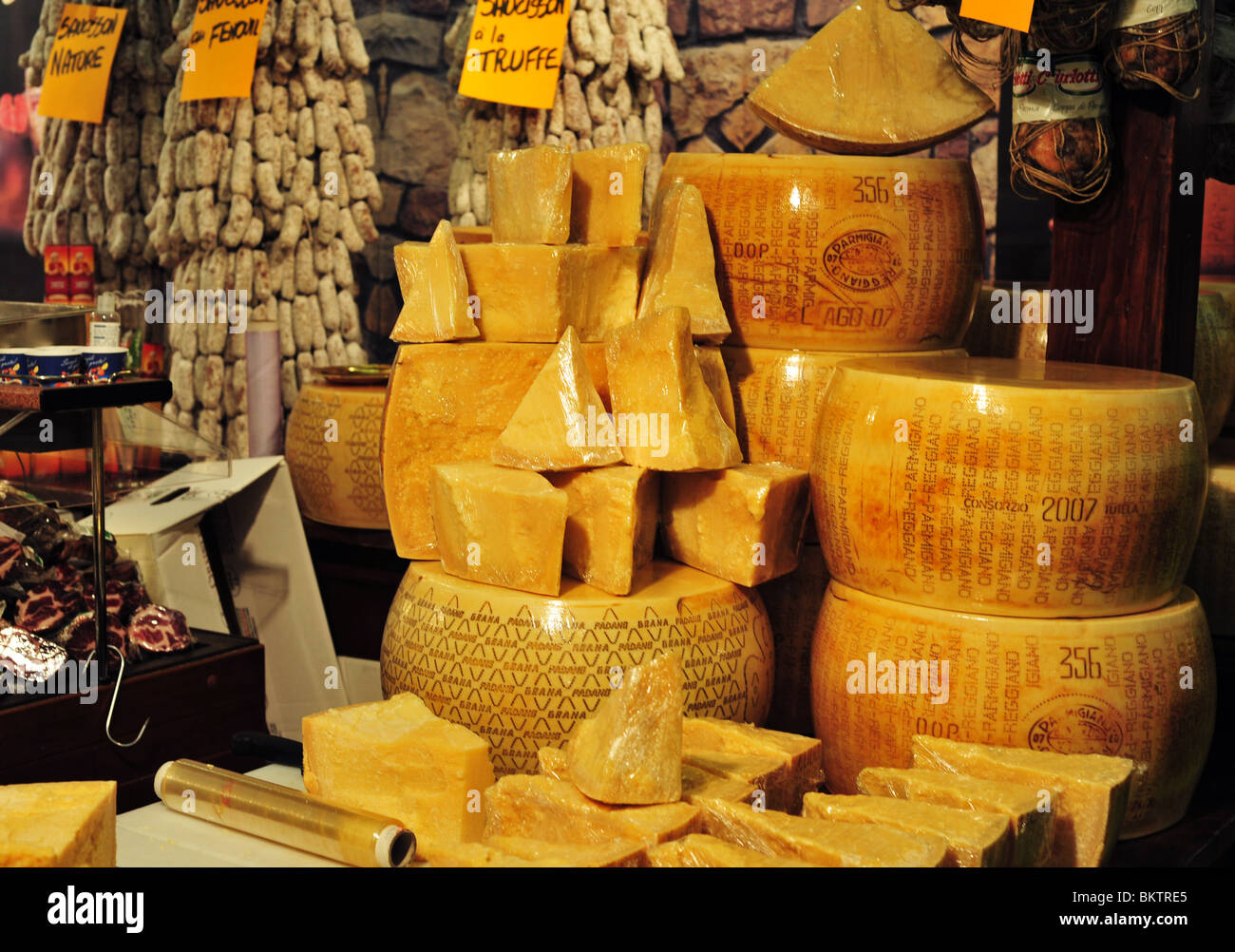 Italian cheese Parmigiano Reggiano (Parmesan Stock Photo Alamy