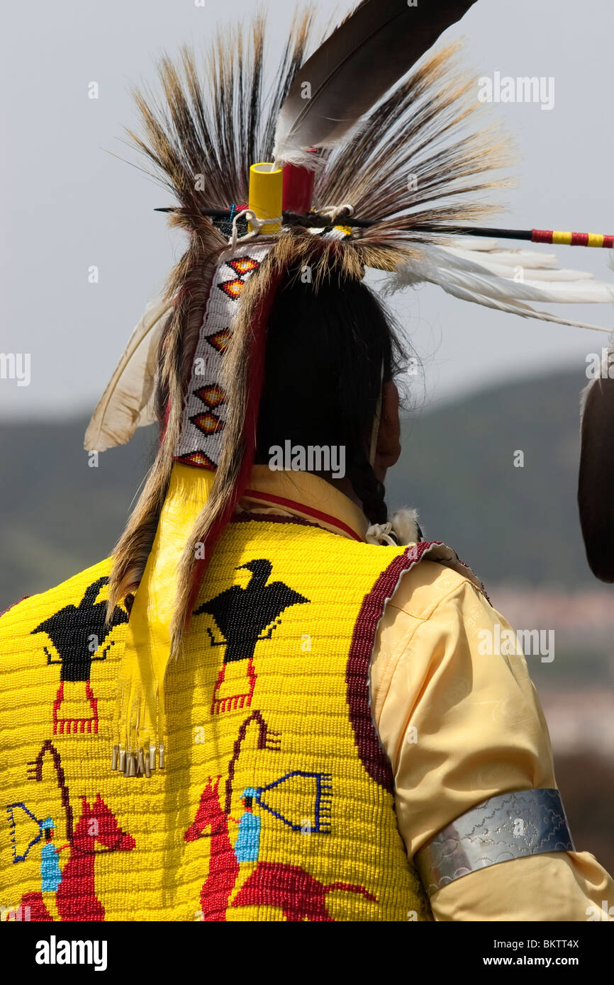 Native american headdress feathers hi-res stock photography and images ...