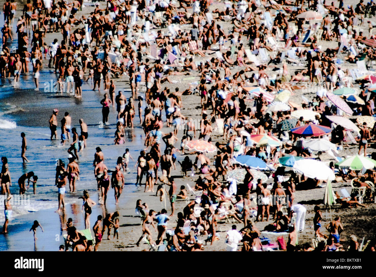 Crowded beach beaches hi-res stock photography and images - Alamy