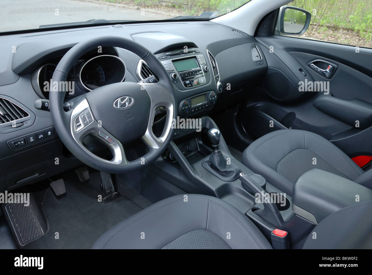Hyundai ix35 2.0 CRDi 4x4 - 2010 - Korean compact SUV - interior, cabin,  cockpit, dashboard Stock Photo - Alamy