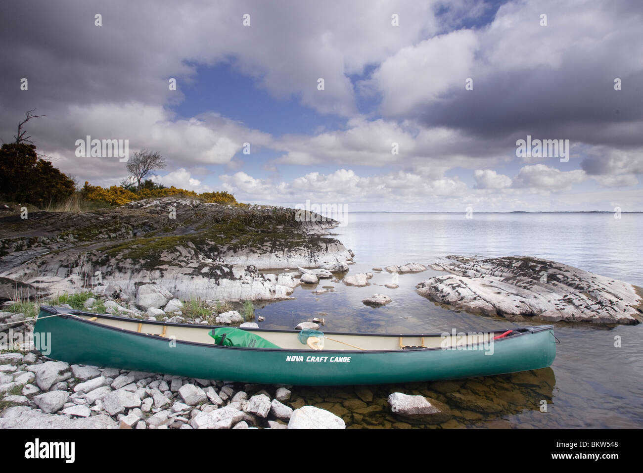 kano aan de rotsoever van Lough Mask, Ierland; canoo at the shore of Lough Mask, Ireland Stock Photo