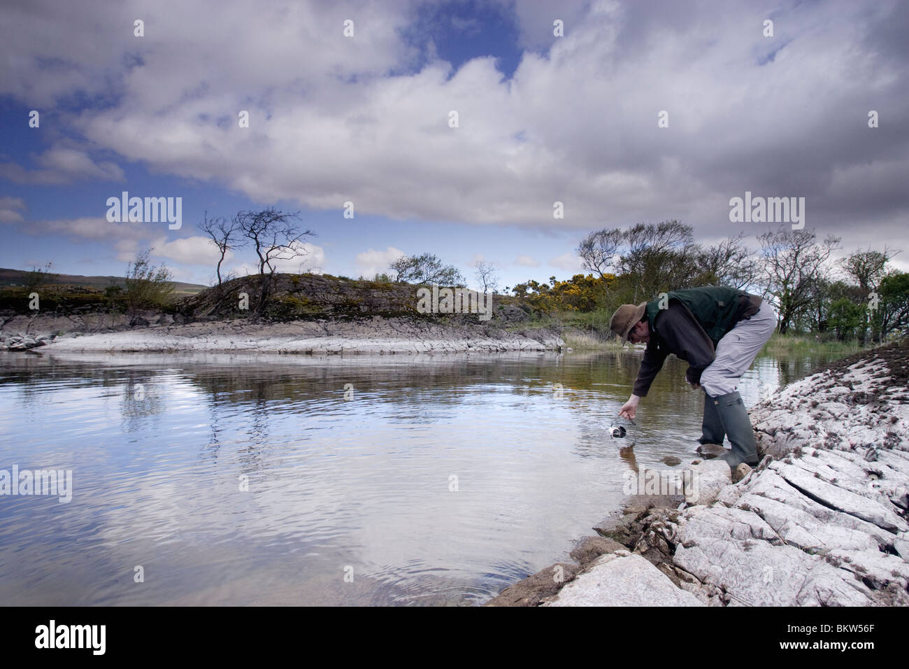 waterhalen uit het meer Lough Mask, Ierland; getting water of the lake Lough Mask, Ireland Stock Photo