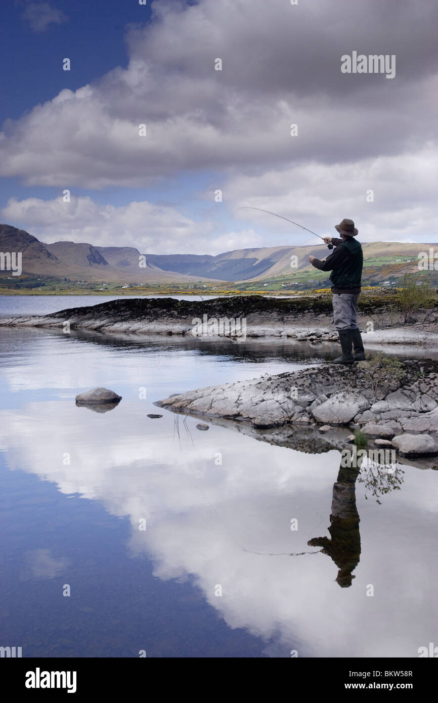visser aan het meer, Lough Mask, Ierland; fisherman at the lake, Lough