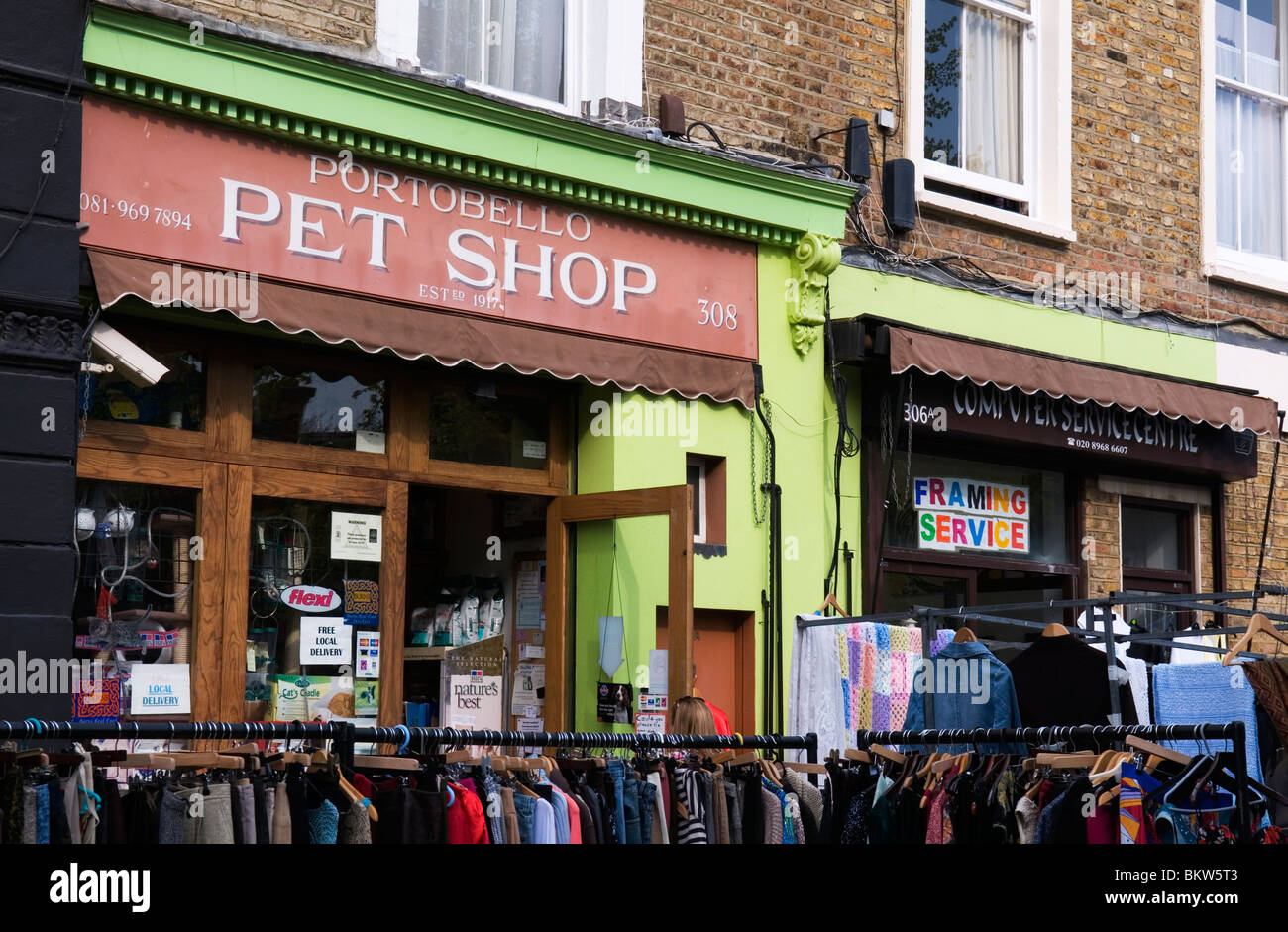 Pet Shop, Portobello Road Market Notting Hill West London England UK Stock Photo