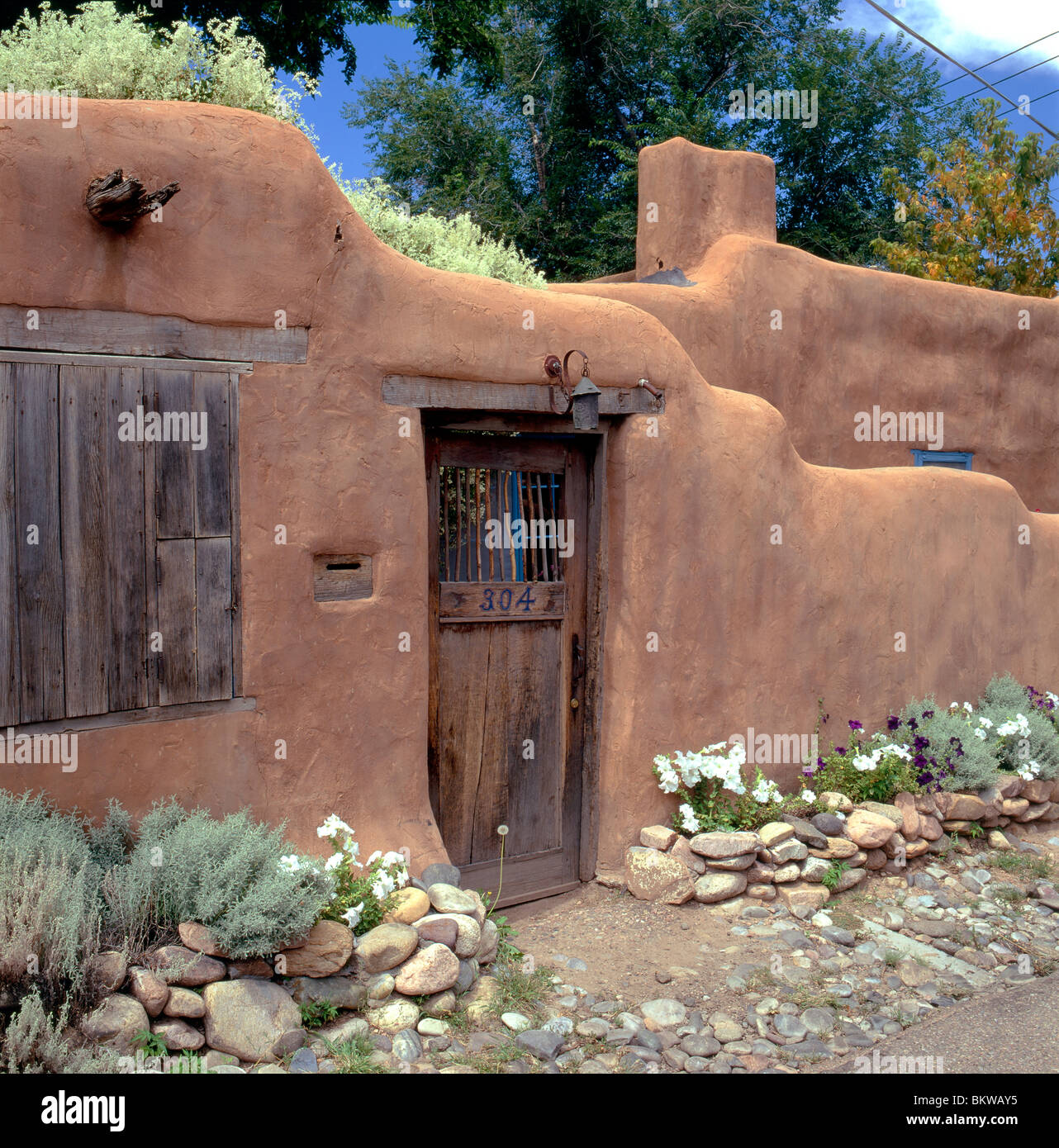 Doors, gardens, art along Santa Fe's Canyon Road - Digging