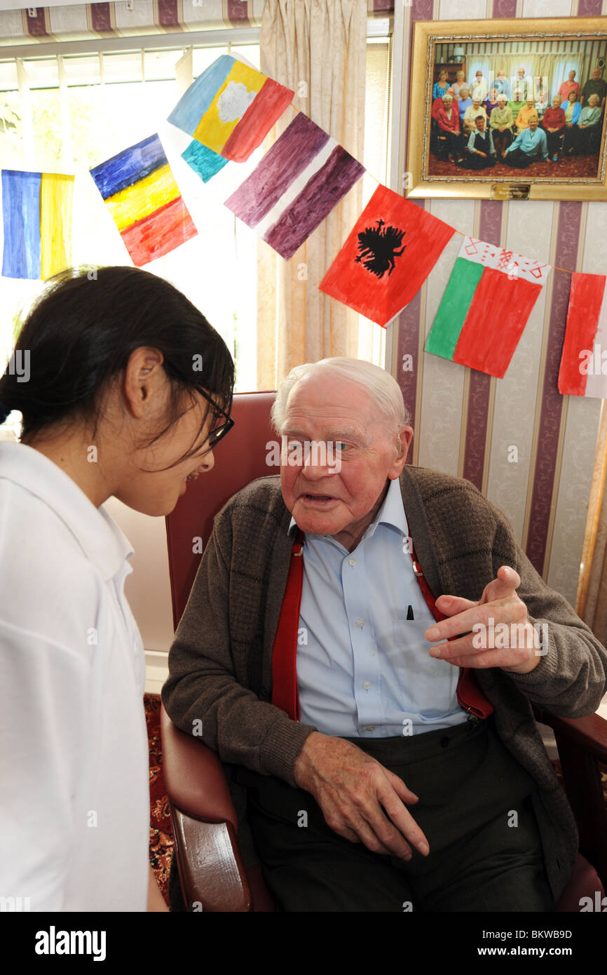 Primary School children meet elderly people at their residential home as part of a 'meet the neighbor' inter generational scheme Stock Photo