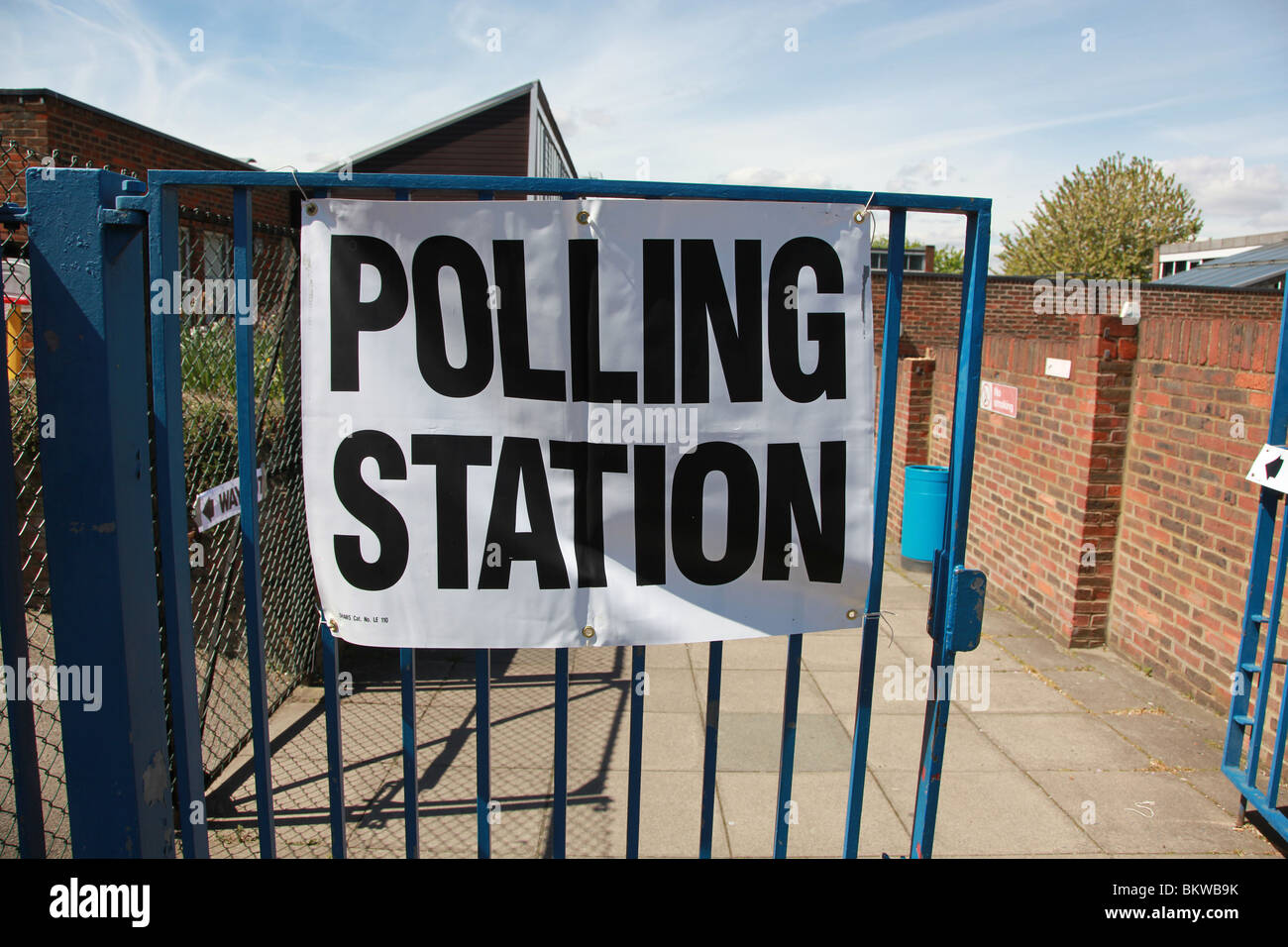 Female at polling station hi-res stock photography and images - Page 3 -  Alamy