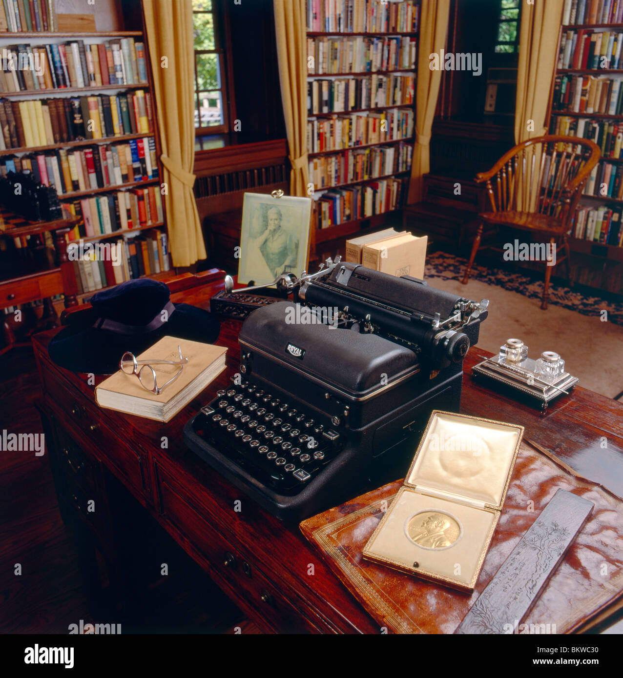 Library, desk & typewriter, Pearl S. Buck House, Pulitzer & Nobel Prize Winner, Perkasie, Pennsylvania, USA Stock Photo