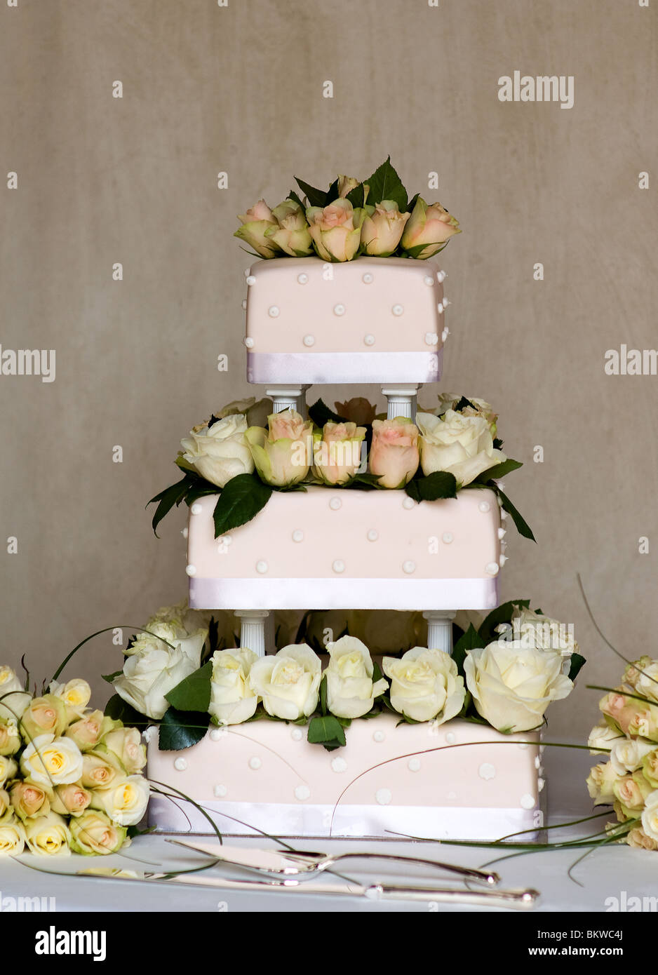 Wedding cake icing hi-res stock photography and images - Alamy