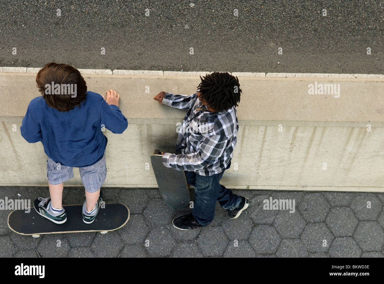 Kids with skateboards standing next to FDR highway, New York City Stock Photo