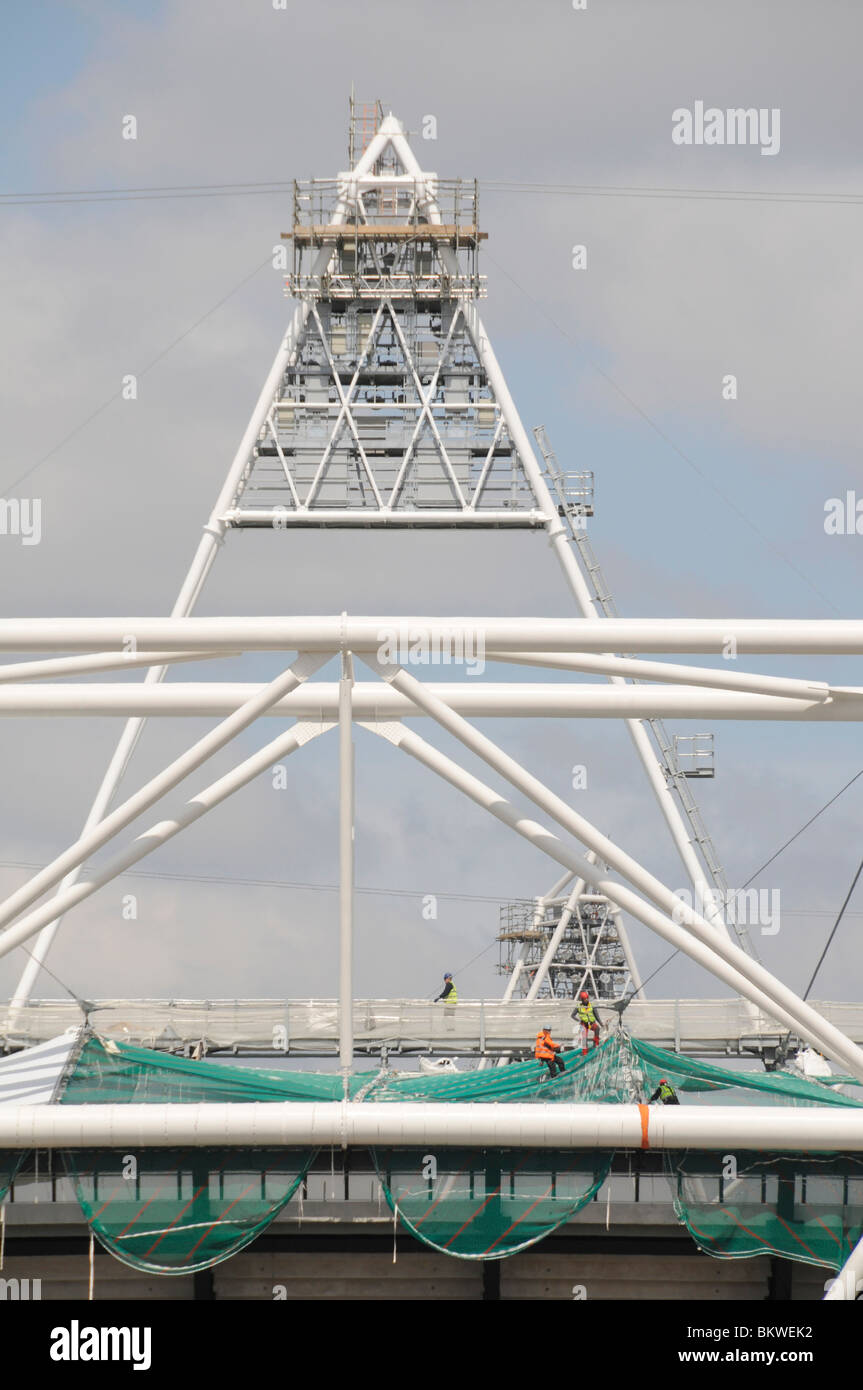 UK. WORKERS ON NEW STAGE OF FUTURE OLYMPIC STADIUM GOING UP IN MAY 2010.LONDON,ENGLAND Stock Photo