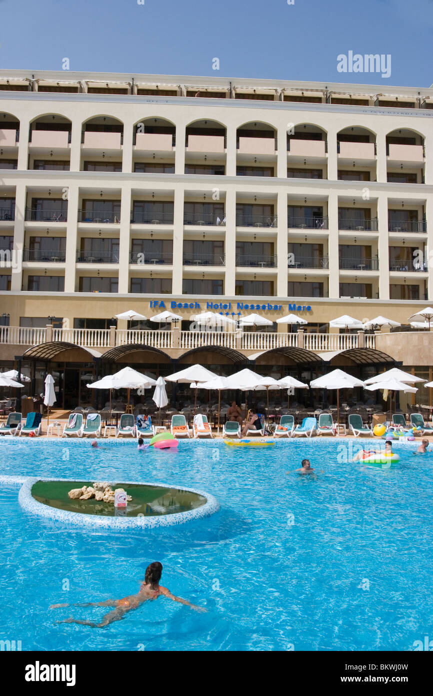 Outdoor pool with island, Sunny beach (Slunchev Bryag resort), people ...