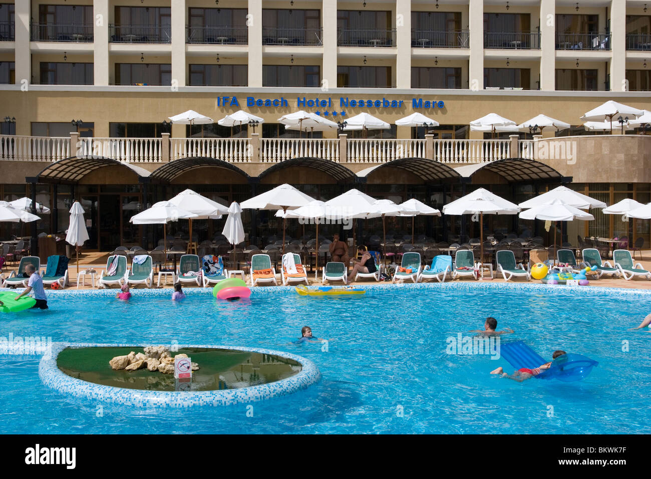 Outdoor pool with island, Sunny beach (Slunchev Bryag resort), people ...