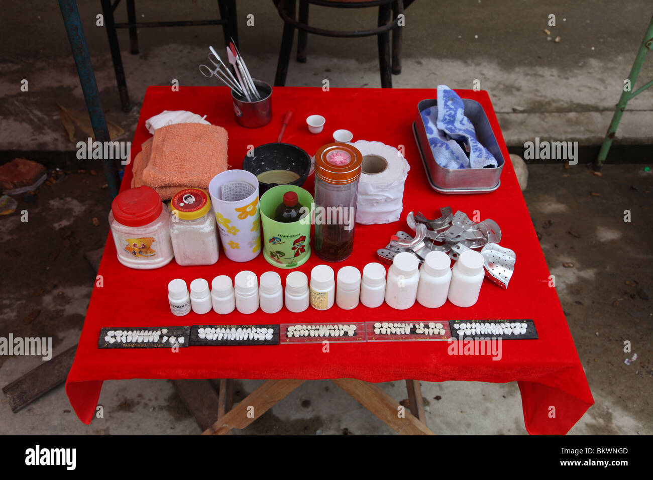 Street clinic of a Chinese teeth medicine man Stock Photo Alamy