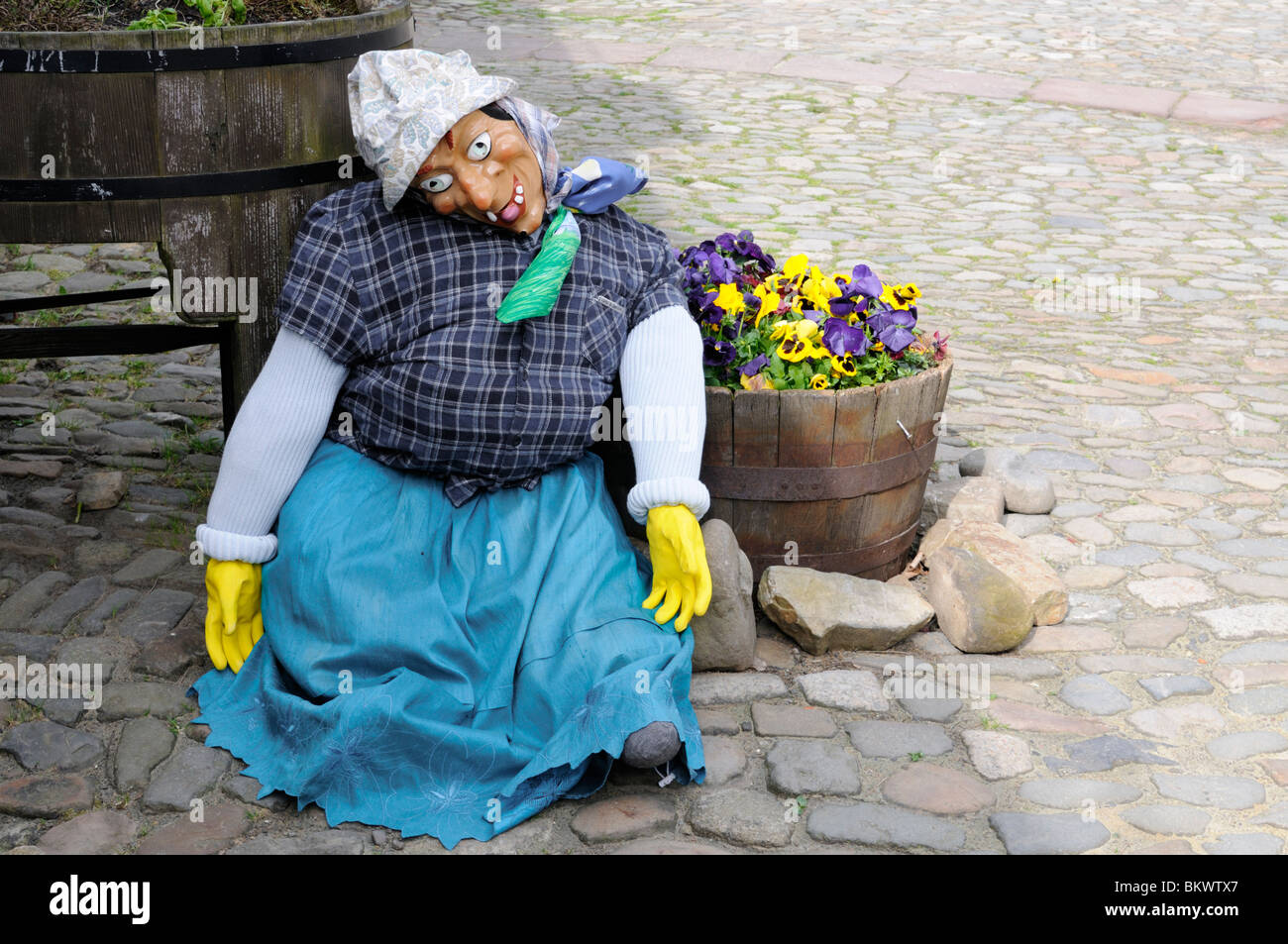 Eine Puppe angekleidet als Hexe für die Walpurgisnacht, Deutschland. - A doll dressed as a witch for Walpurgis Night, Germany. Stock Photo