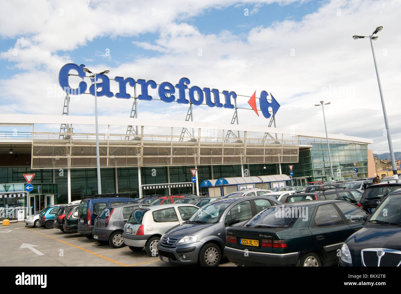 carrefour european supermarket hypermarket chain outlet supermarkets  hypermarkets shop shops shopping italy italian out of town Stock Photo -  Alamy