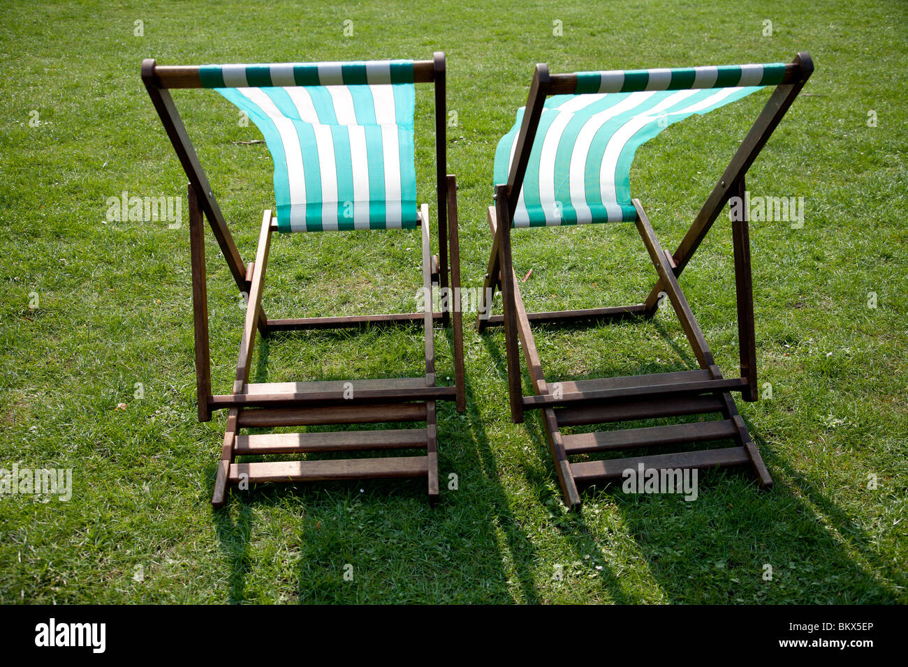 Deck chairs park hi-res stock photography and images - Alamy