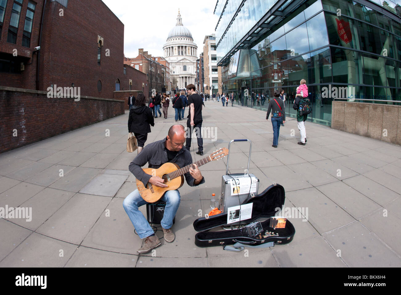 Street Busker near St. Paul's Cathedral London Stock Photo