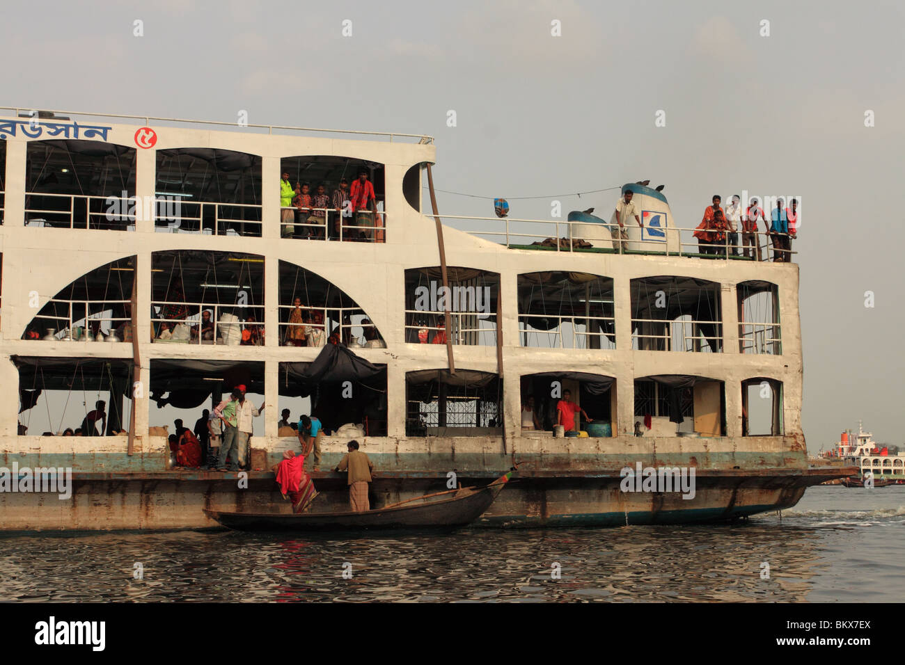 Loading people on a ferry boat on the Buriganga river, Dhaka, Bangladesh Stock Photo