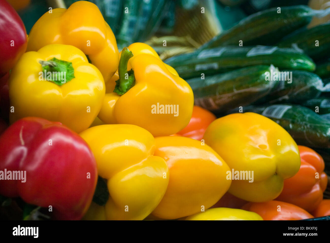 Red and yellow bell peppers on display in market Stock Photo - Alamy