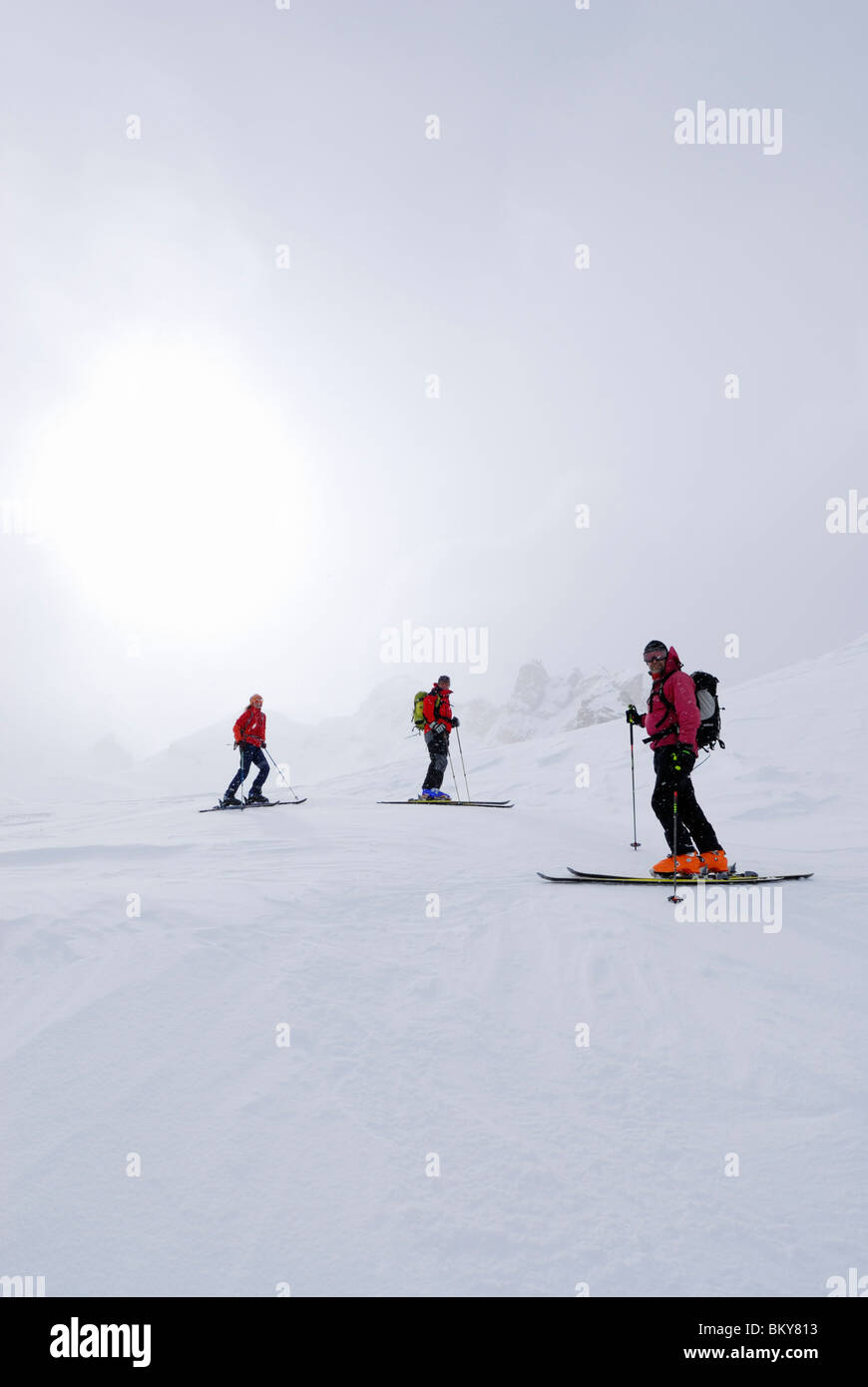 Skiers in diffus light, Cresta Bianca, Cristallo range, Dolomites, Veneto, Italy Stock Photo