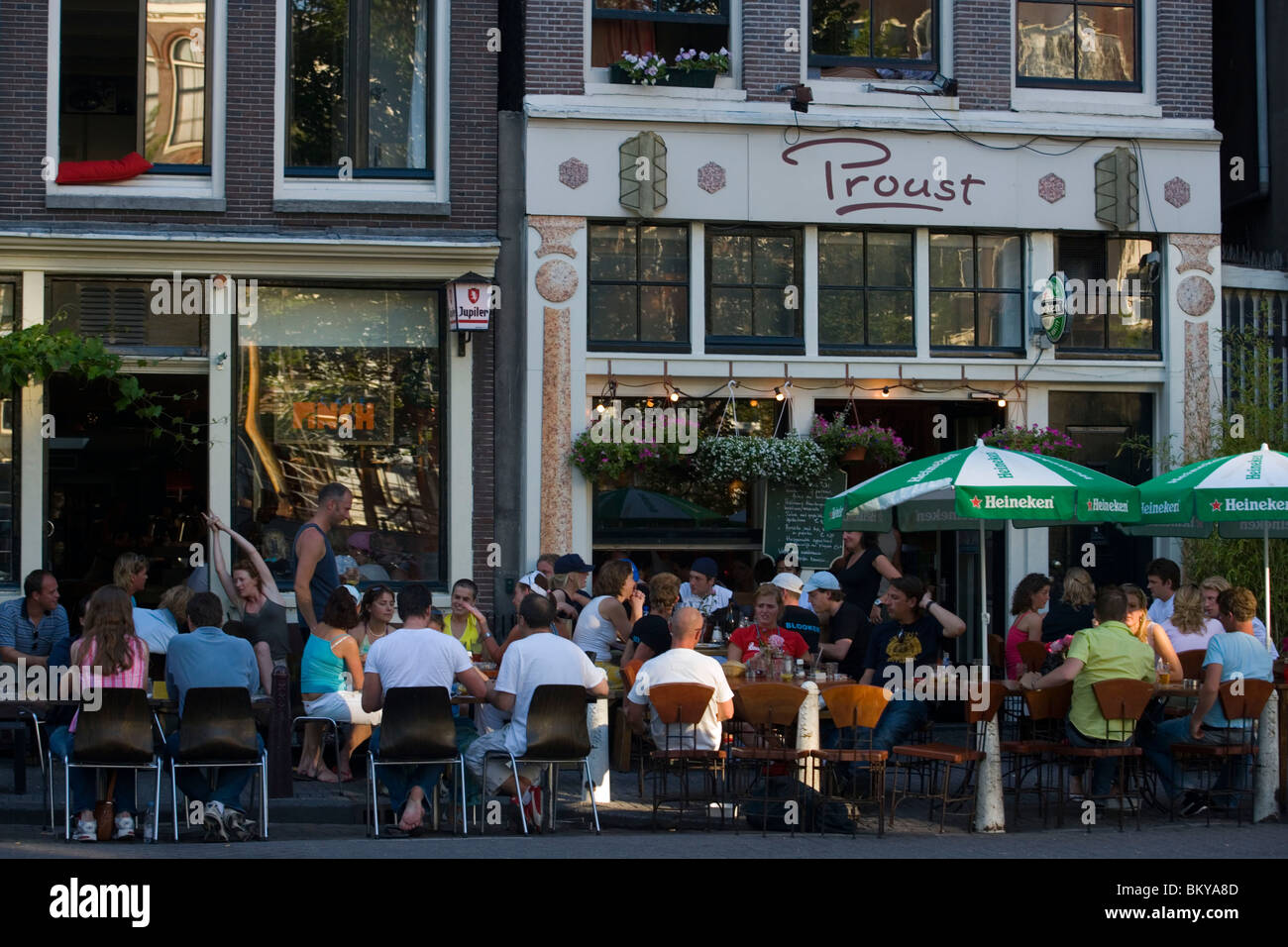 Guests, Cafe Finch, Jordaan, People sitting and standing in open air Cafe  Finch, Jordaan, Amsterdam, Holland, Netherlands Stock Photo - Alamy