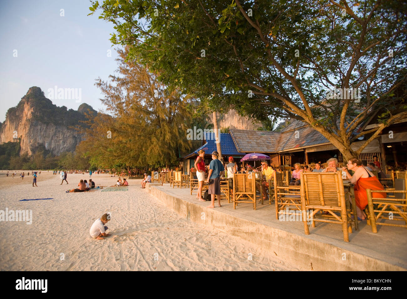 People sitting in a beach bar, Hat Rai Leh, Railay West, Laem Phra Nang,  Railay, Krabi, Thailand, after the tsunami Stock Photo - Alamy