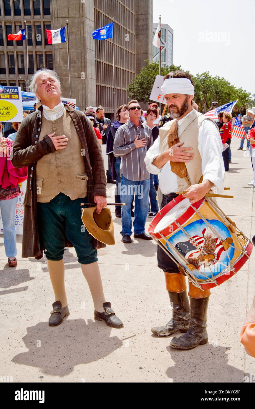 Dressed up in American Revolutionary 'Spirit of '76' costumes, two  'Tea Party' protesters say the Pledge of Allegiance Stock Photo