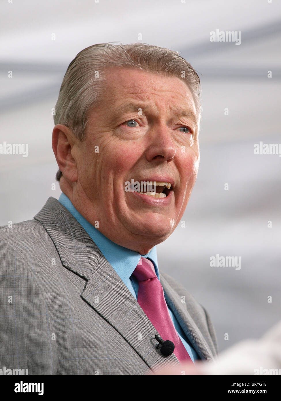 Former Labour Home Secretary Alan Johnson speaking to the media on College Green outside Parliament on 11th May 2010. Stock Photo